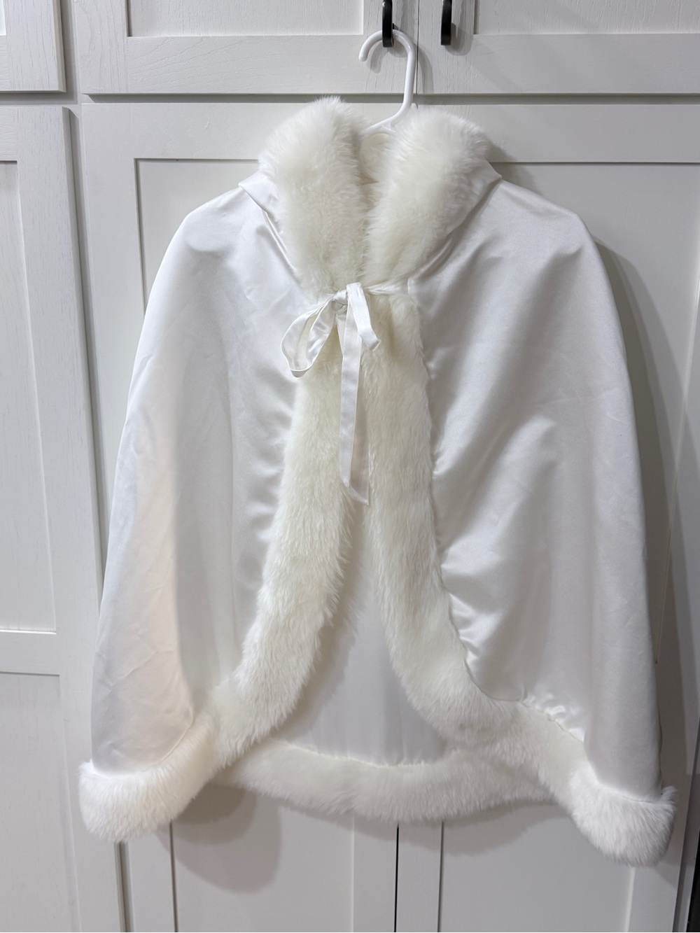 Elegant White Faux-Fur Trim Cape Jacket costume